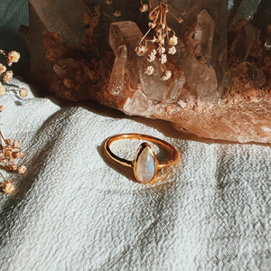 Moonstone Elfin Ring || Petit Tear