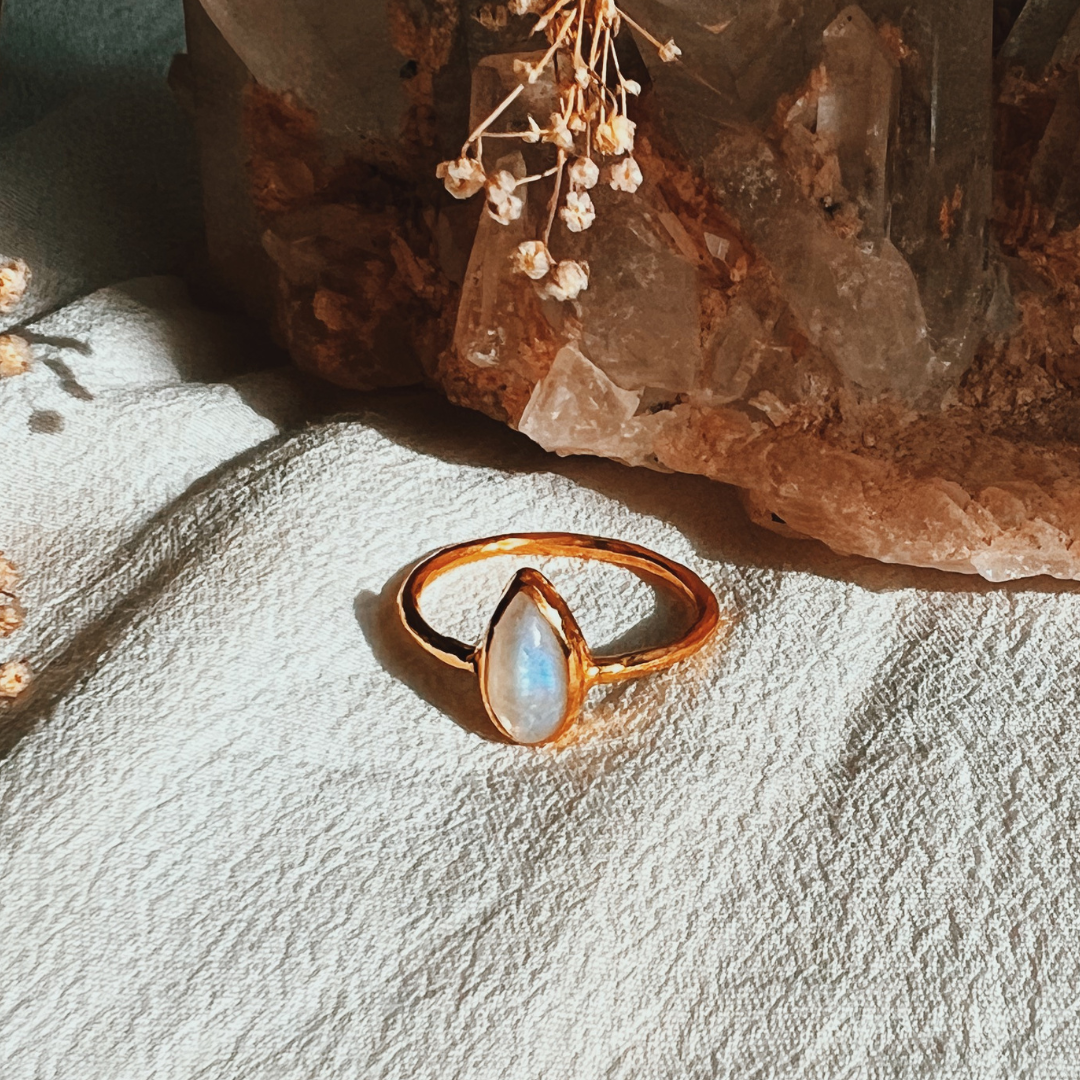 Moonstone Elfin Ring || Petit Tear
