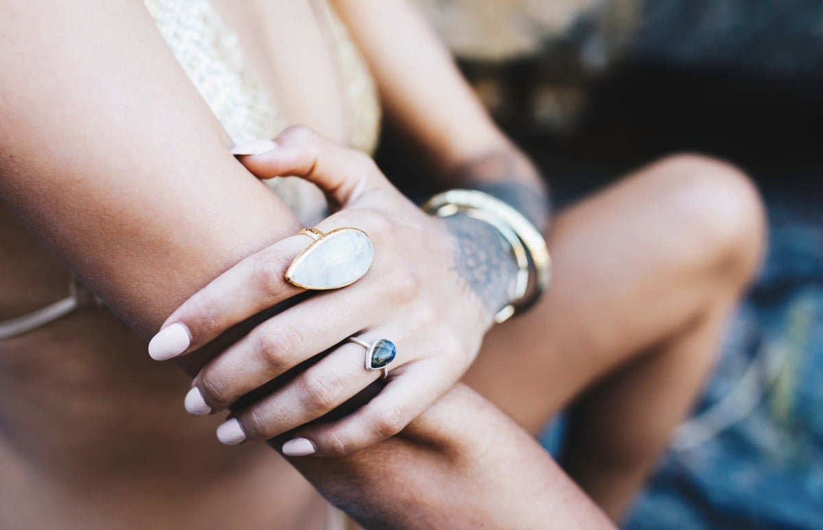 Labradorite Tear Elfin Ring