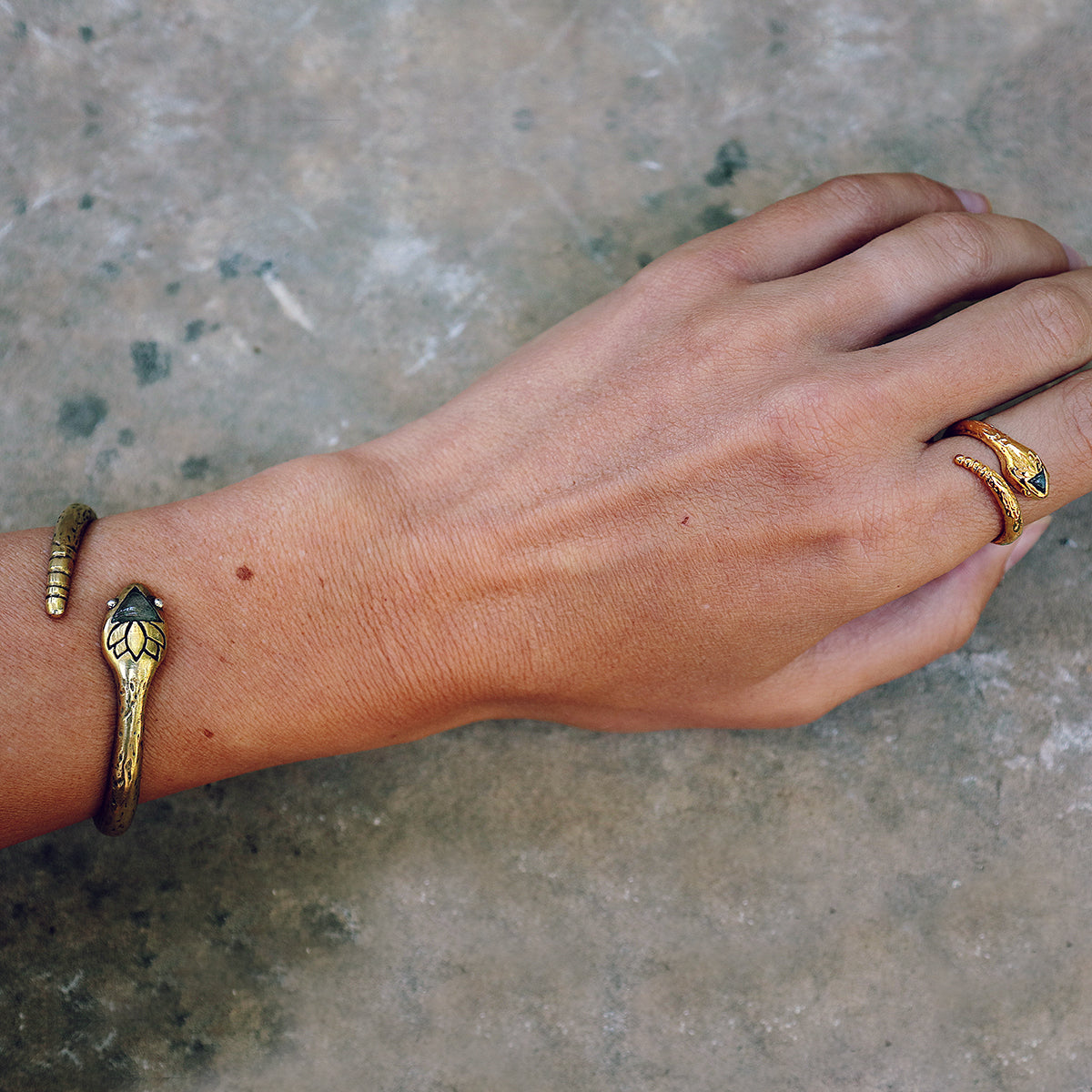 【Bahgsu Jewels】Serpent labradoriteカフブレスレット Serpent Cuff || labradorite - Bahgsu