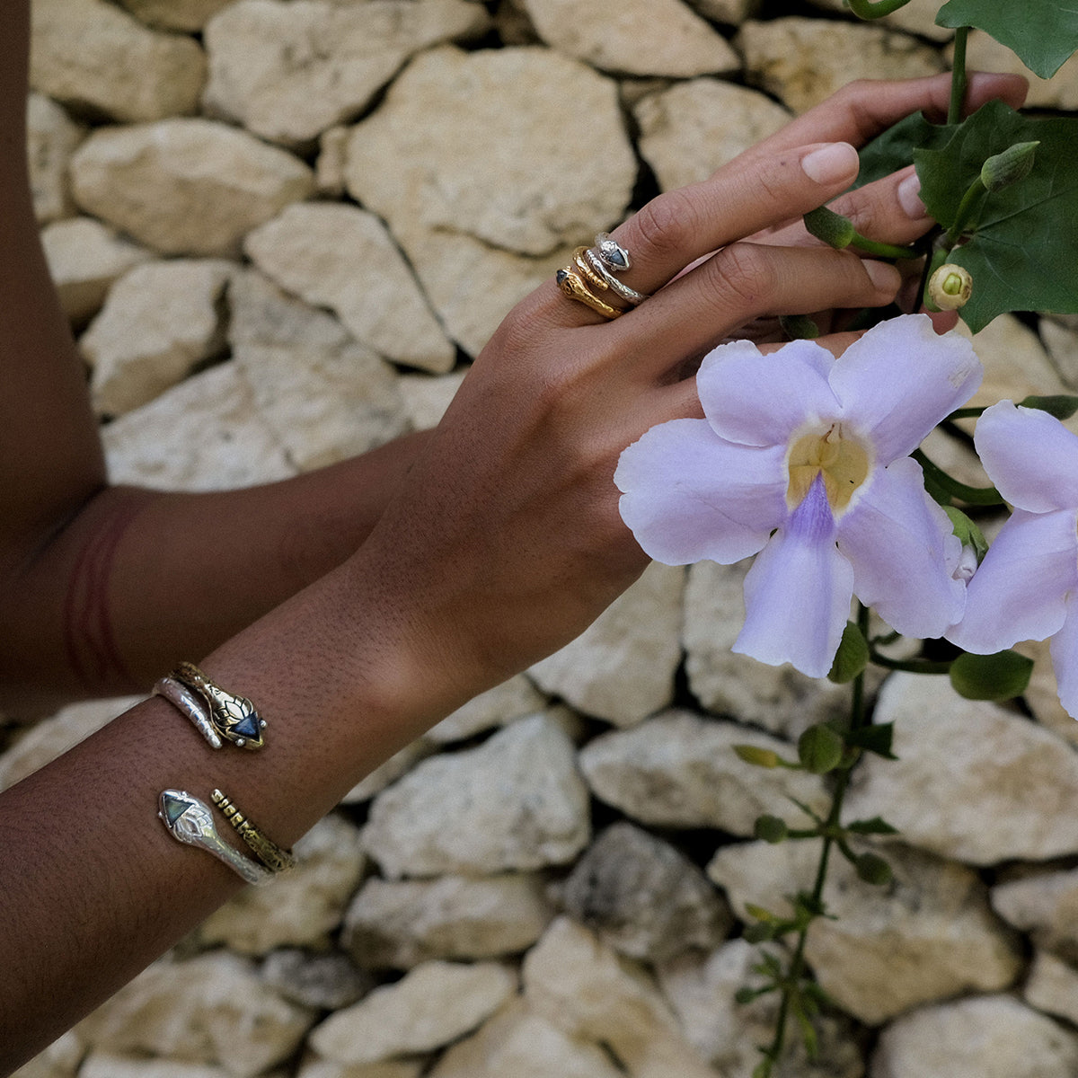 【Bahgsu Jewels】Serpent labradoriteカフブレスレット Serpent Cuff || labradorite - Bahgsu