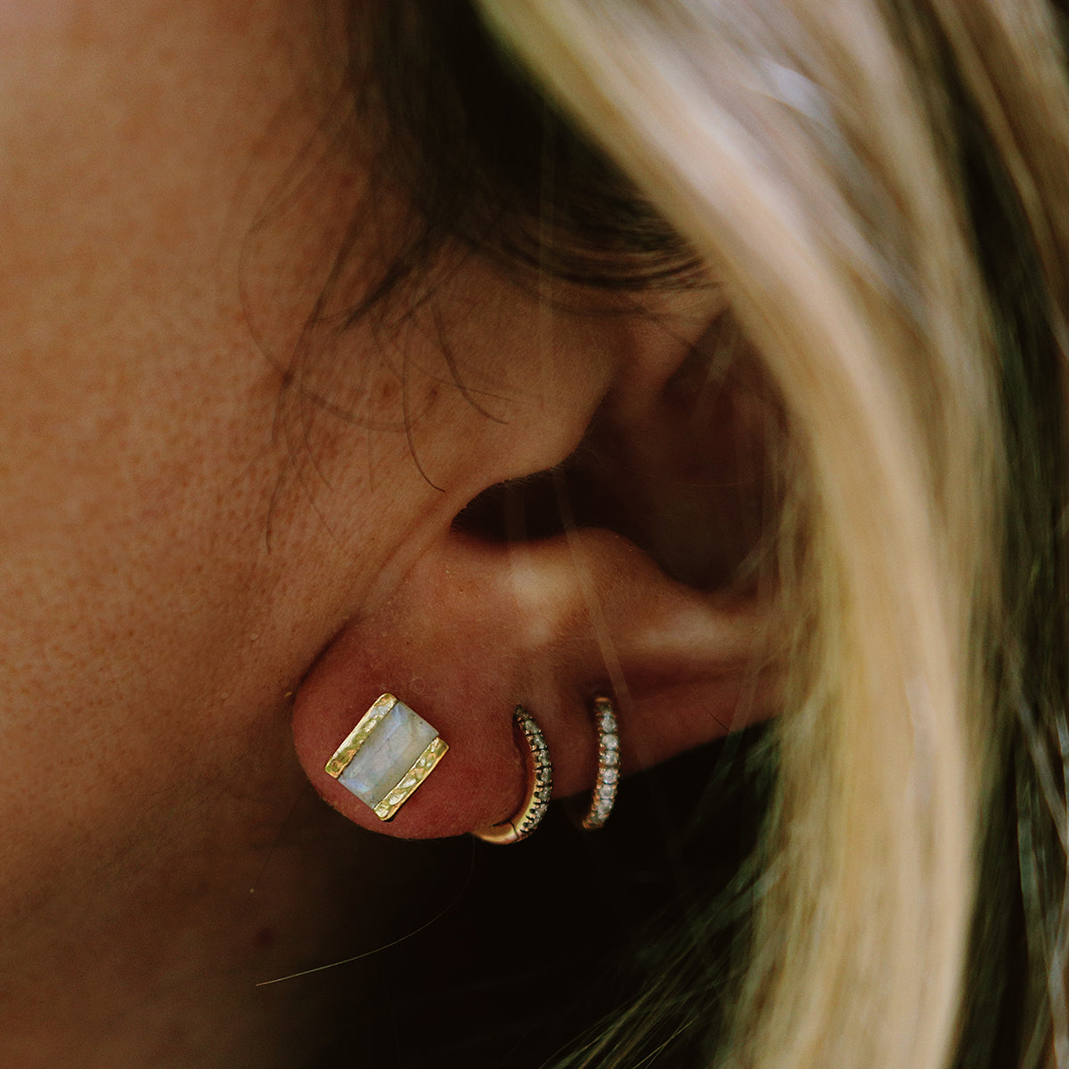 Divinity stud :: Moonstone